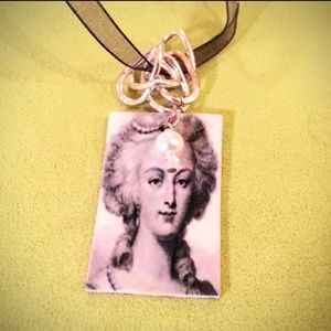 Marie Antionette Pendant Necklace-B&W NEW
